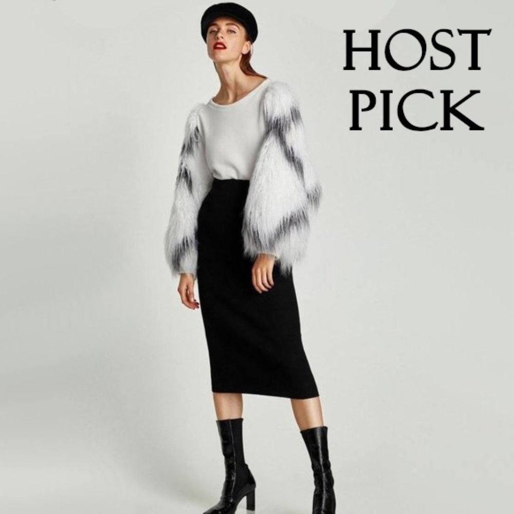 EUC Zara white & black faux fur accent sleeves sweatshirt